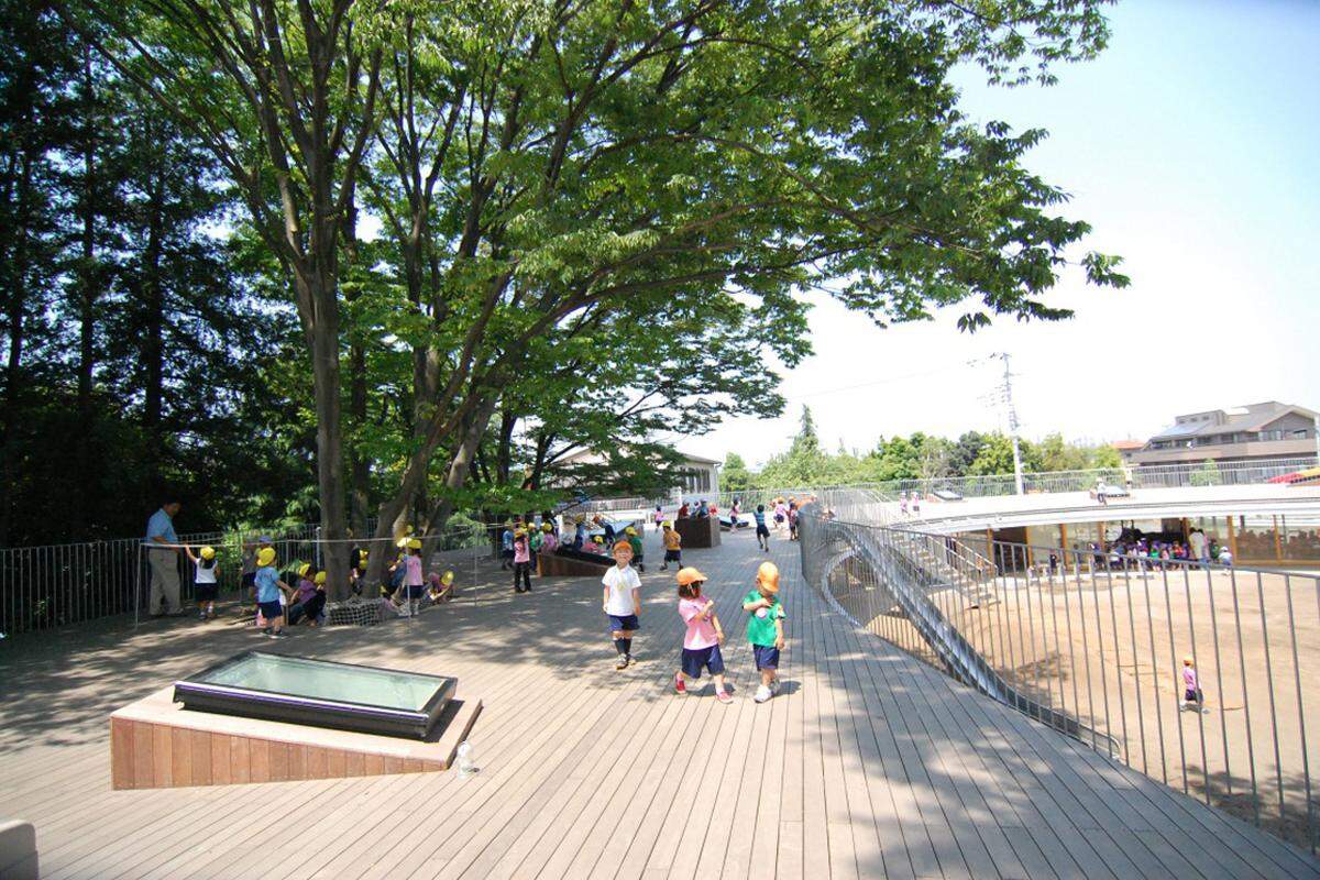 Das können die rund 500 Kindergartenkinder im Fuji Kindergarten nun, wann immer sie wollen: Es gibt keine Begrenzungen in dem Kindergarten. Und das Dach ist offen für alle Kinder.