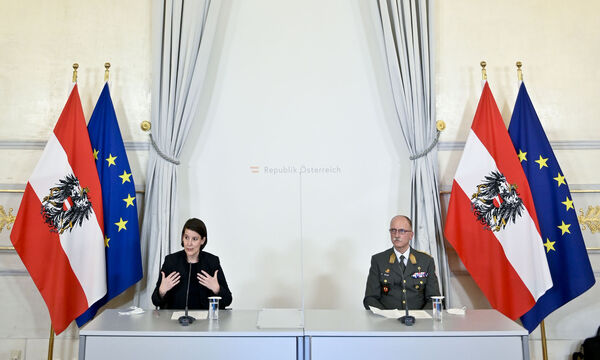 Katharina Reich, Generaldirektorin für die öffentliche Gesundheit, und Generalleutnant Norbert Gehart 