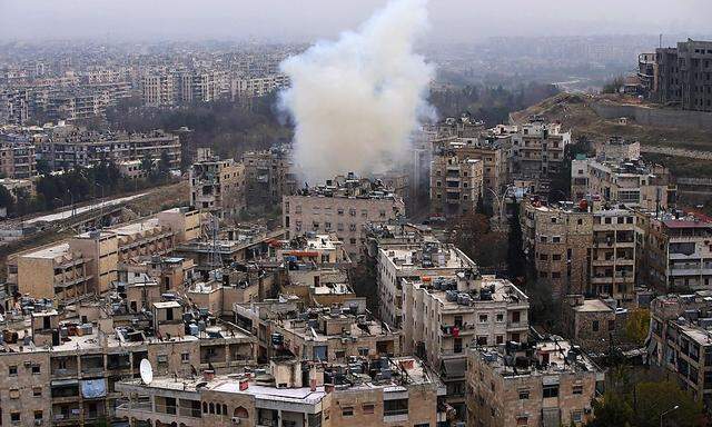 Rauch steigt über dem von der Regierung gehaltenen Viertel al-Ethaa in Aleppo auf.