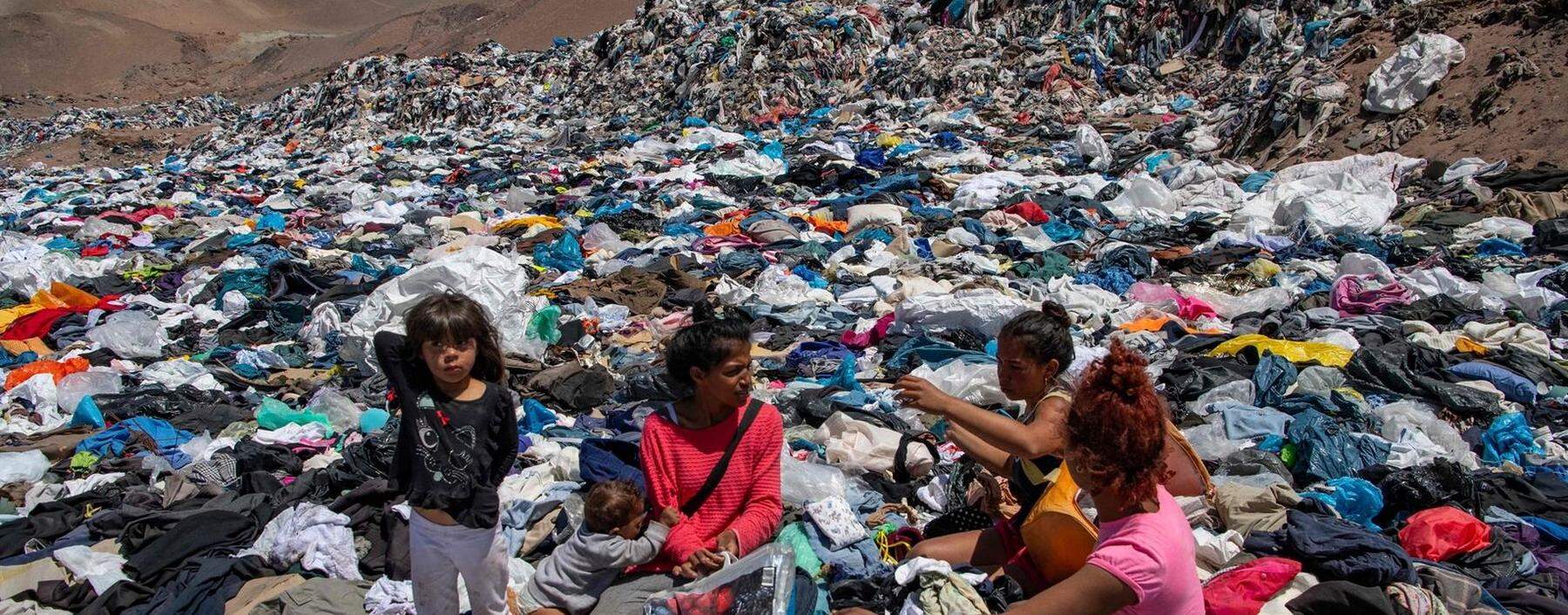 Frauen suchen in der chilenischen Einöde nach verwendbarer Kleidung.