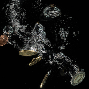 Euro-Muenzen im Wasser. *** Euro coins in water Copyright: xBEAUTIFULxSPORTS/KJPetersx