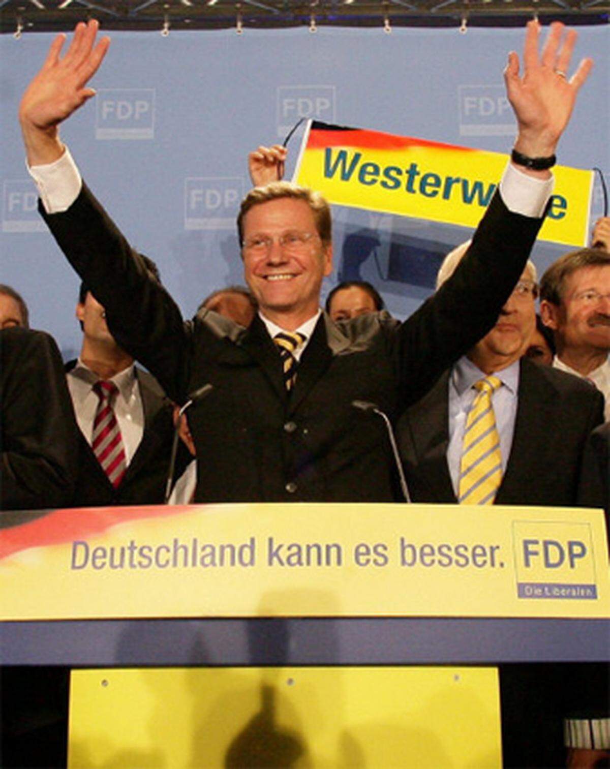 Guido Westerwelle ist am Ziel: "Wir wollen Deutschland jetzt mitregieren", rief der Parteichef der FDP am Wahlabend in der Berliner Parteizentrale. Umringt von der Parteiführung trat der Spitzenkandidat vor die jubelenden Liberalen, nachdem die Hochrechnungen gezeigt hatten, dass die FDP ein Regierungsbündnis mit der Union eingehen kann. Nach vergeblichen Versuchen 2002 und 2005 schafft Westerwelle nun aller Voraussicht nach im dritten Anlauf den Sprung an die Macht.