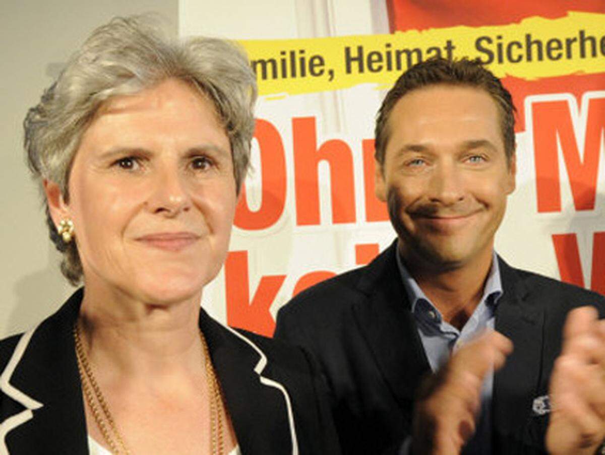 Auch die Kandidatin selbst macht sich bei ihrer eigenen Party rar. Sie begibt sich nur für ihr Statement an die FPÖ-Mitglieder sowie die zweite Hochrechnung den damit verbundenen Live-Einstieg kurz unter die Menge.