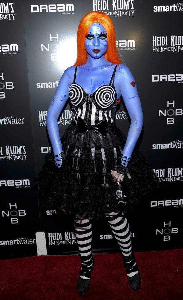Michelle Trachtenberg zog zur Inspiration ihres Kostümes wohl Tim Burtons Bild "Blue Girl With Wine" heran.