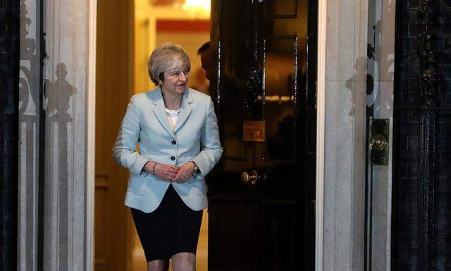 Theresa May geht nur in kleinen Schritten auf Forderung der Opposition ein. 