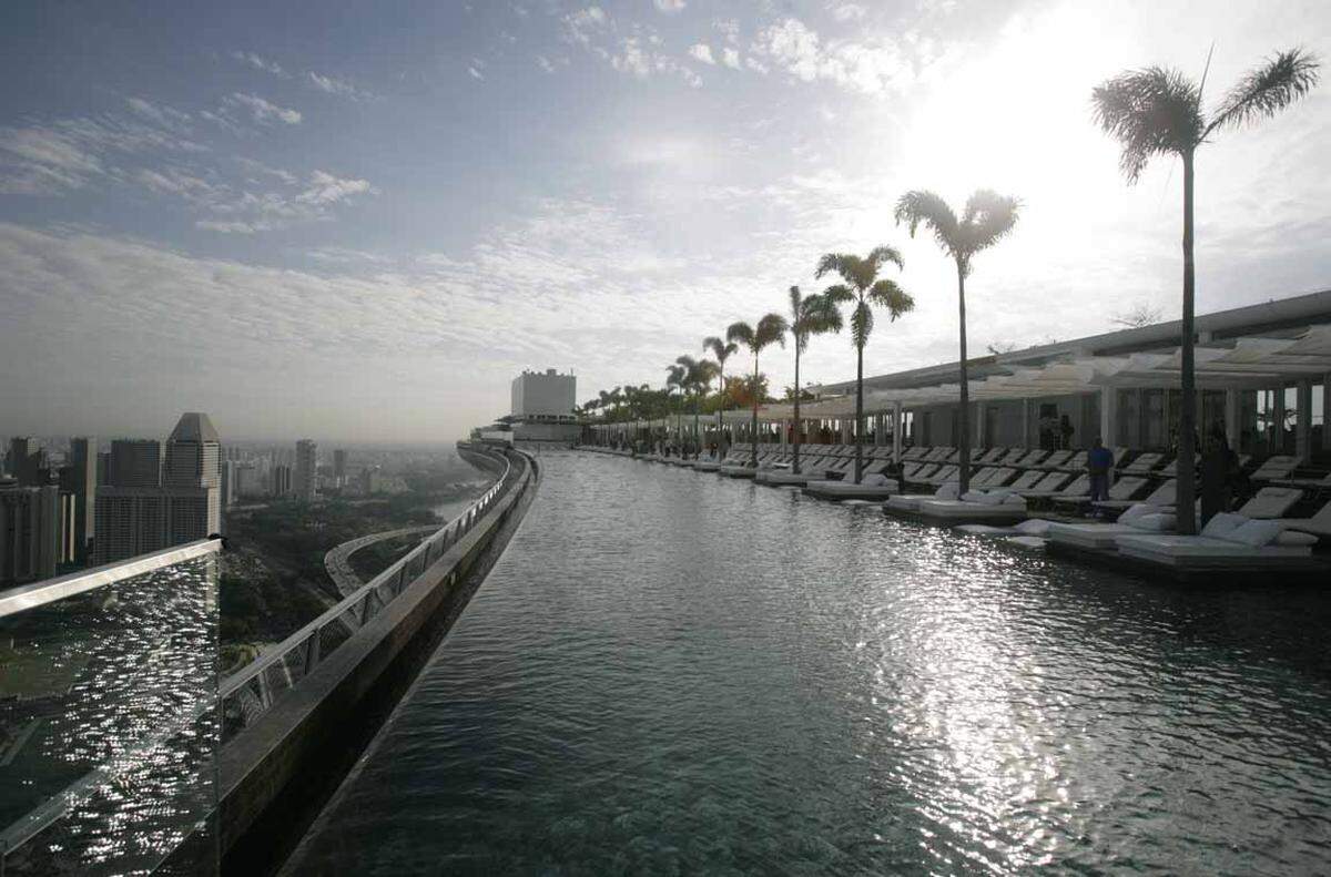 Der Pool ist das größte Außenschwimmbad der Welt auf einer solchen Höhe und enthält 1424 m³ Wasser. Ein Bau der Superlative. 