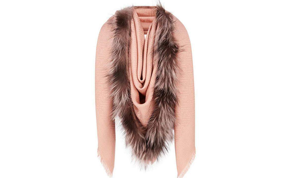 Das italienischen Luxus-Designhaus Fendi hat einen neuen Schal auf den Markt gebracht. Soweit so gut, wäre da nicht die spezielle Drapierung des lachsrosafarbenen Schals mit einem Rand aus Fuchspelz, die derzeit für Aufsehen im Netz sorgt. So mancher sieht auf dem Werbefoto des 750 Pfund teuren Stück Stoffs ein weibliches Geschlechtsteil. Die "New York Post" nannte den Schal eine "furry Vagina" ("pelzige Vagina"). Der rosa-pelzige Halswärmer ist derzeit übrigens nicht mehr im Fendi-Onlineshop zu finden.