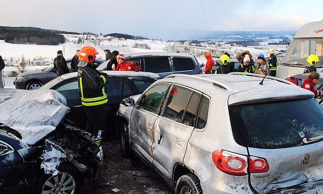 Massenkarambolage am Sonntag: 66 Unfallautos, 13 Verletzte.