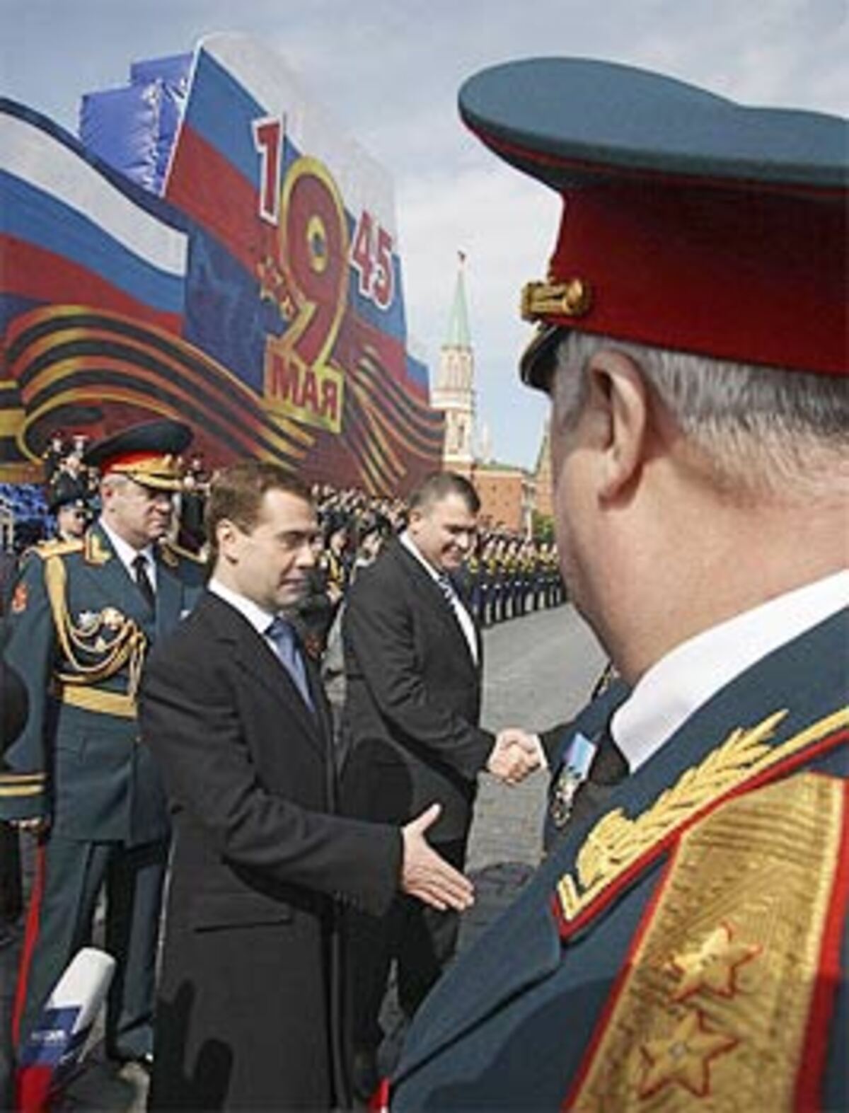 Präsident Medwedew begrüßte die Veteranen des Zweiten Weltkriegs mit Handschlag. Er gratulierte den Streitkräften zum Jahrestag: "Sie haben die Unabhängigkeit des Vaterlandes bewahrt", sagte er als Oberbefehlshaber der Streitkräfte in einer vom Staatsfernsehen landesweit übertragenen Ansprache.