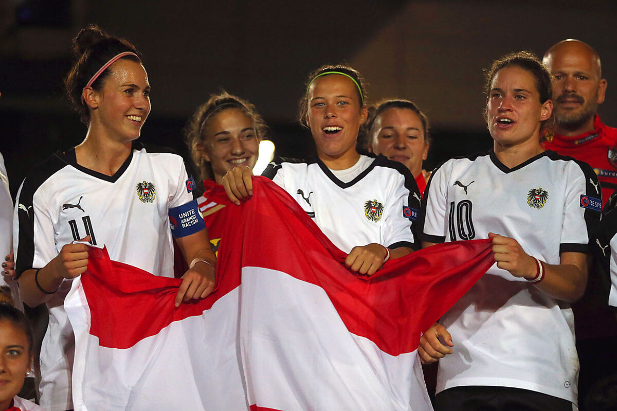 Das Frauenfußball-Nationalteam machte es den Männern nach - Platz zwei in der EM-Qualifikation bedeutete die erste Endrunden-Teilnahme. Hoffentlich haben die ÖFB-Frauen 2017 in den Niederlanden mehr zu jubeln als die Mannschaft von Marcel Koller in Frankreich.