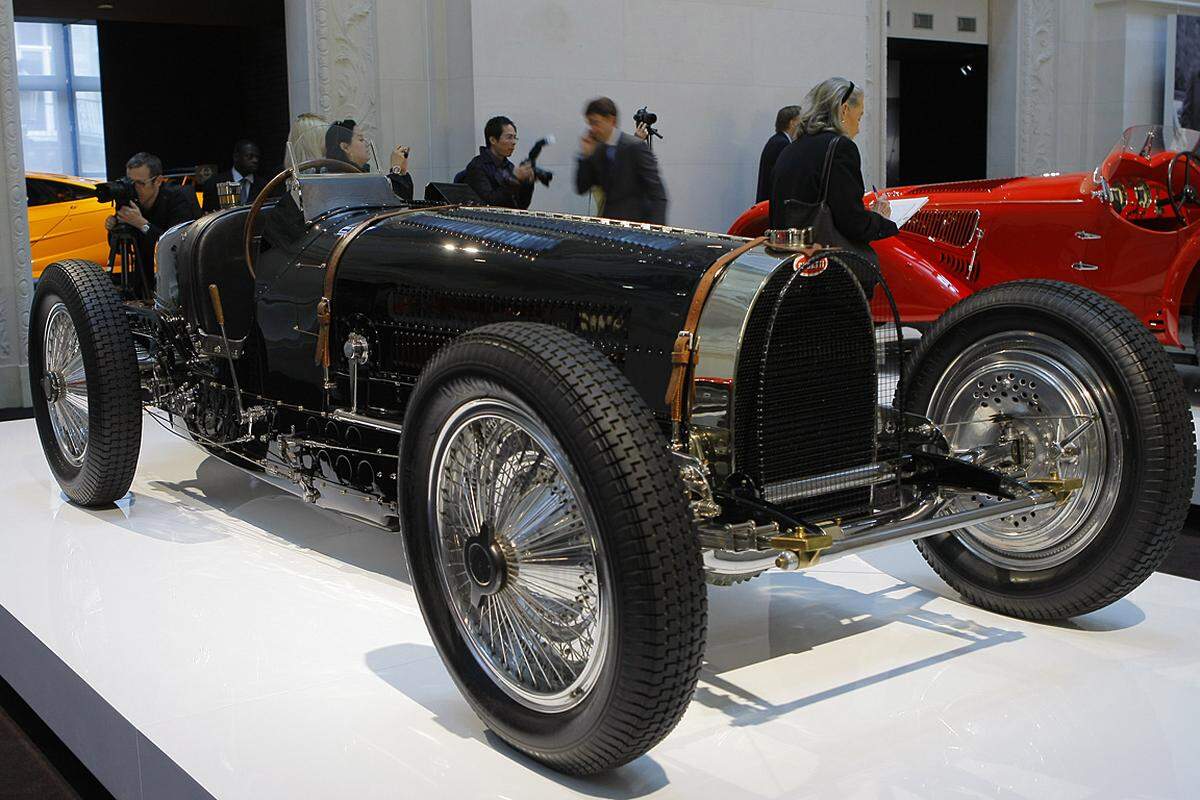 Bugatti 59 Grand Prix (1933)Er ist der Ästhet unter den Rennautos von Bugatti aus der Vorkriegszeit. Erfolge kann er kaum vorweisen, obwohl Fahrergrößen wie Tazio Nuvolari, Achille Varzi oder Robert Benoist hinter dem Steuer saßen. Mit seinem 8-Zylinder (3,3 Liter Hubraum) schaffte der Bugatti 250 km/h.