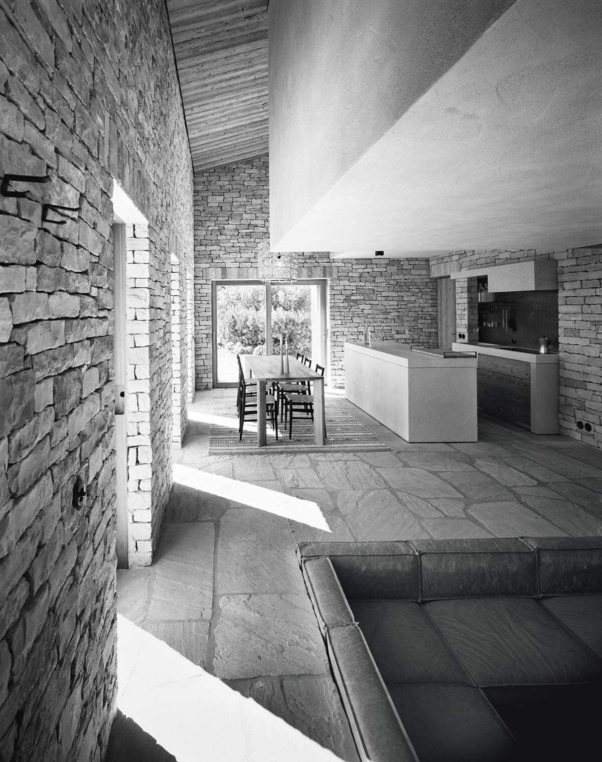 Das Rustico und die "Limonaia" werden mit traditionellem Bruchsteinmauerwerk gebaut.