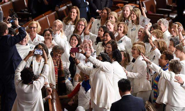 Gruppenbild in Weiß, die demokratischen Kongressabgeordneten setzten mit der Farbe ihrer Outfits ein Zeichen.