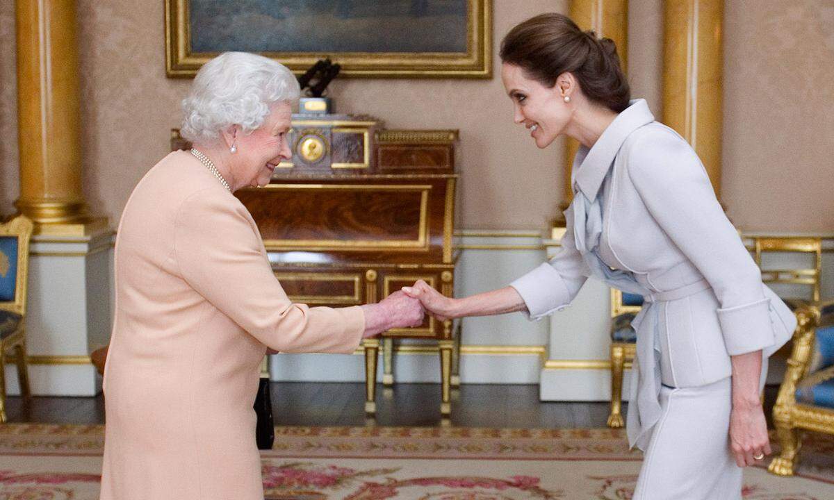 Große Ehre für Angelina Jolie: Im Oktober 2014 ernennt Queen Elizabeth die Schauspielerin für ihr Engagement im Kampf gegen sexuelle Gewalt zur „Dame“. Als Nicht-Britin darf Jolie diesen Titel allerdings nur ehrenhalber tragen und wird nicht mit "Dame Angelina" angesprochen.