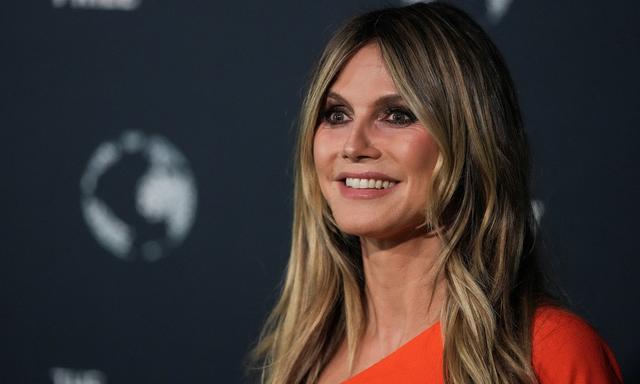 Für Heidi Klum sei es oft sehr herausfordernd gewesen, während der Dreharbeiten zu „GNTM“ gleichzeitig Mutter von vier Kindern zu sein.