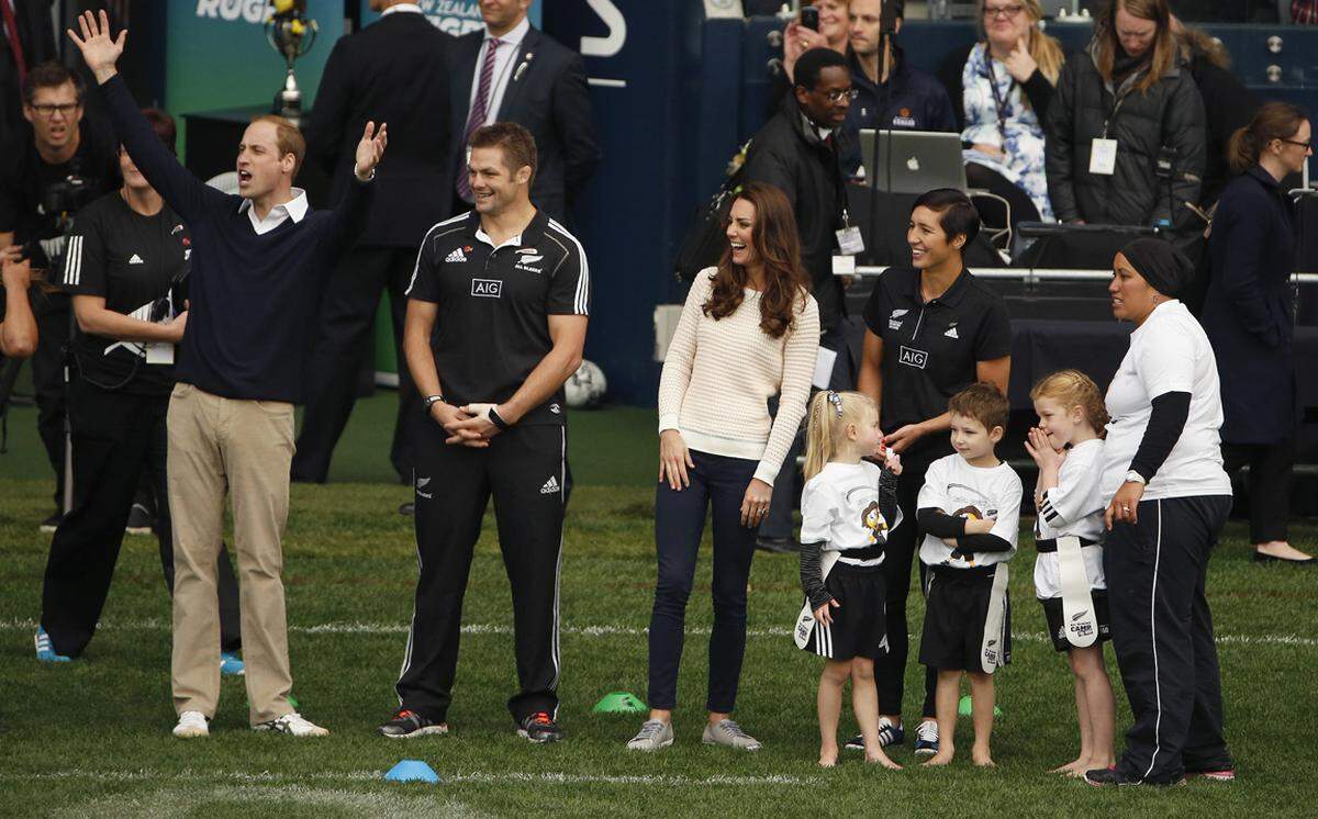 Danach ging es weiter zum "Rippa Rugby" Festival. Kate und William coachten jeweils ein Team. Die Herzogin stand in einen Pullover von Jonathan Saunders, Skinny Jeans und Schuhe von Mint Velvet am Spielfeld.