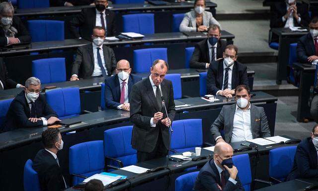 Archivbild aus dem Deutschen Bundestag Ende Jänner: Friedrich Merz inmitten seiner konservativen Unionsfraktion bei einer Rede.