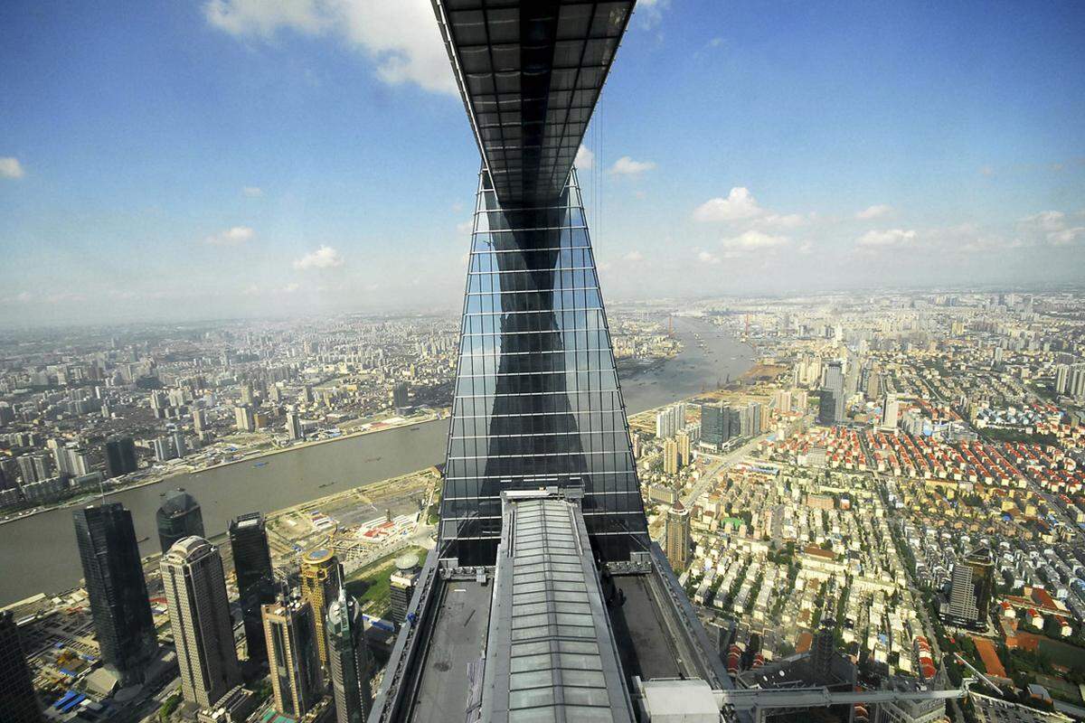 Platz 3: Das "Shanghai World Financial Center" ist 2008 in diese Bestenliste vorgestoßen: Der Wolkenkratzer ist 492 Meter hoch. Er überragt derzeit alle Gebäude in Chinas, so auch den zuvor erwähnten Jin Mao Tower (Platz 10, 420 Meter) in der Nachbarschaft.