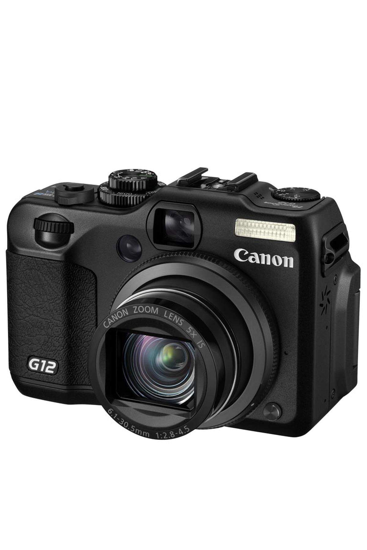 Canon PowerShot G12: Äußerlich ist die G12 eine typische Kompaktkamera, von der Leistungsfähigkeit her kann sie es aber mit so mancher Spiegelreflexkamera aufnehmen, etwa dank vieler manueller Einstellmöglichkeiten und eines Anschlusses für ein externes Blitzgerät. Der HDR-Modus errechnet aus drei schnell hintereinander geschossenen Fotos ein im Vorder- wie auch im Hintergrund perfekt belichtetes Bild; bei schlechtem Licht lässt sich die ISO-Empfindlichkeit auf den Wert 12.800 hochschrauben. Von den sonst zehn Mio. Bildpunkten stehen dann nur 2,5 Megapixel zur Verfügung. Der optische Sucher passt sich automatisch an die Brennweite an. Rund 550 Euro. www.canon.at