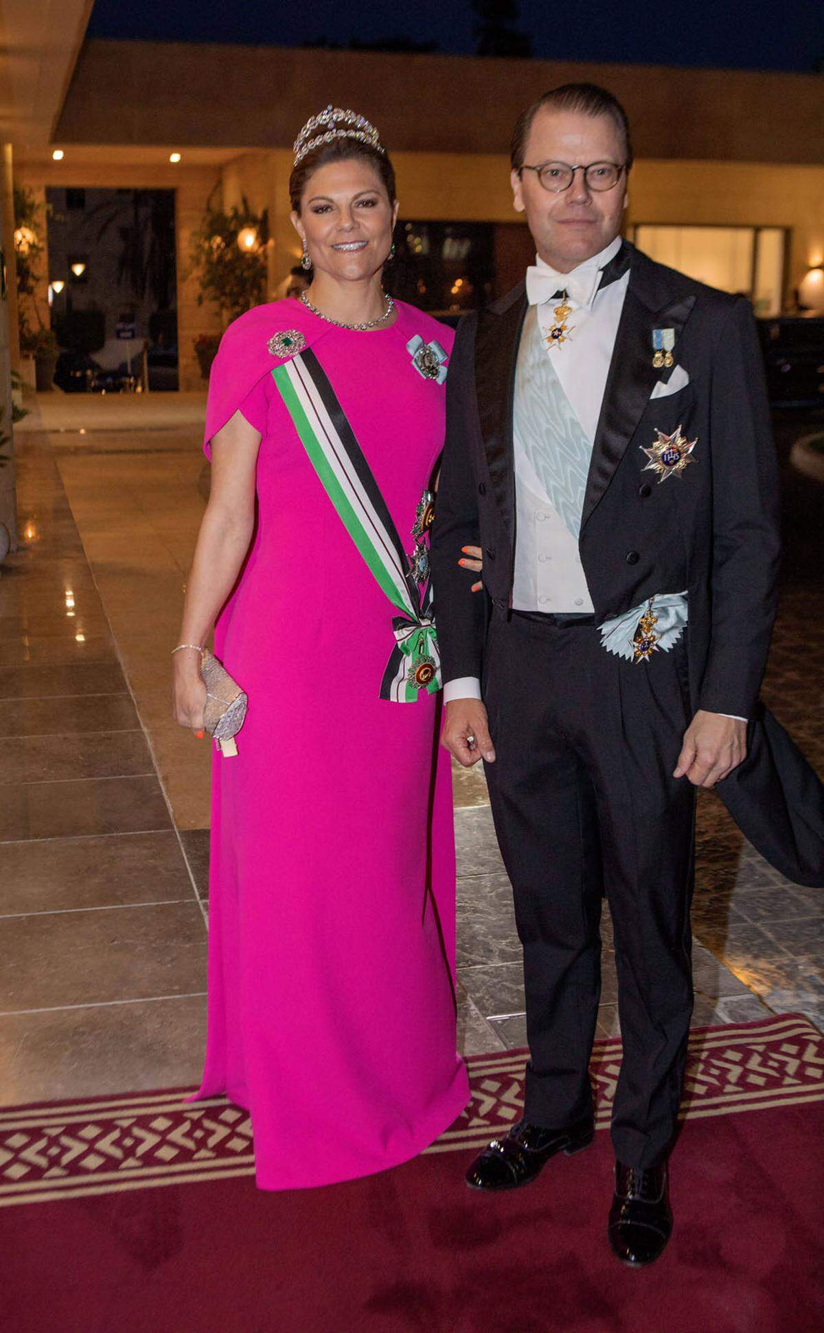 Kronen, Schärpen und Orden durften am Abend nicht fehlen. Hier etwa Kronprinzessin Victoria von Schweden in einem Kleid von Safiyaa mit Ehemann Prinz Daniel.     