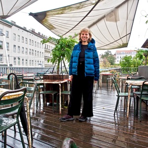 Hannah Mucha am Ende des Brunnenmarktes am Yppenplatz in Ottakring.      