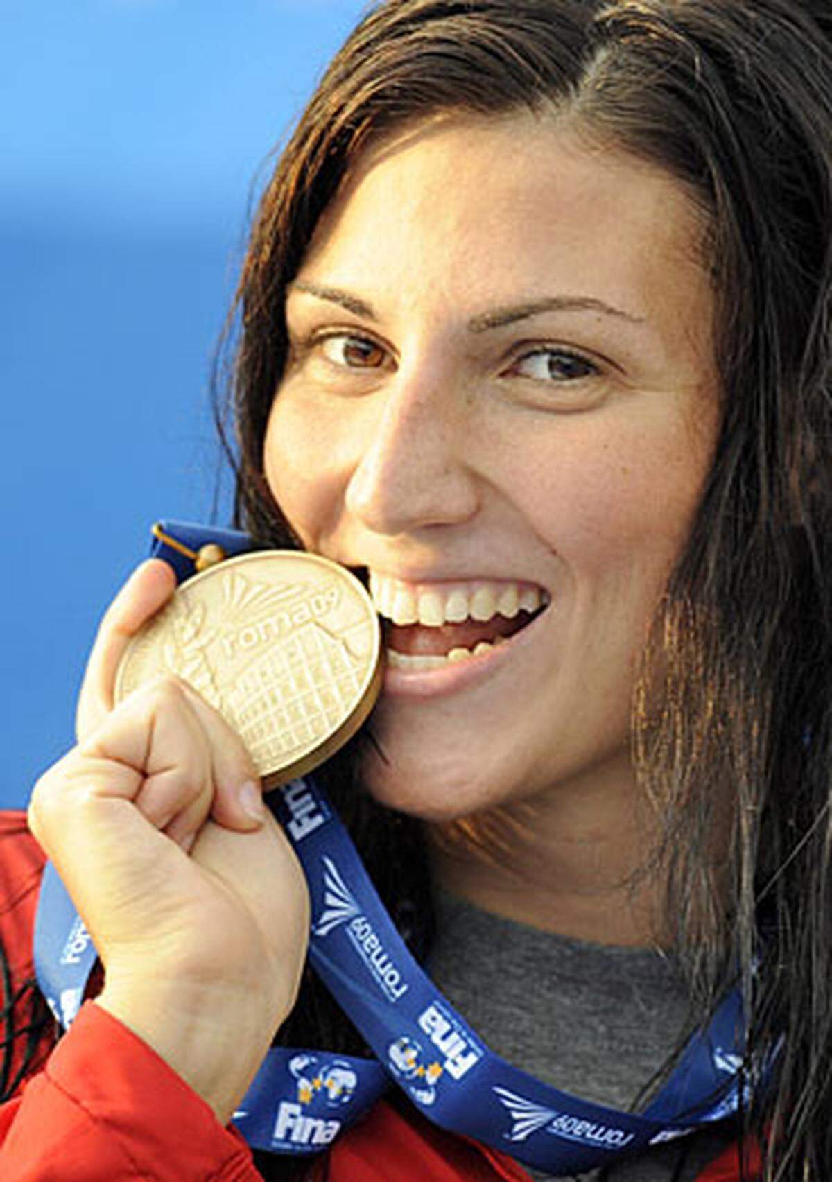 Die 24-jährige Schwimmerin Mirna Jukić ist gebürtige Kroatin. Im Jahr 1999 übersiedelte sie mit ihrer Familie nach Wien, seit 2000 ist sie österreichische Staatsbürgerin und schwimmt für das heimische Team. Jukić ist Österreichs erfolgreichste Schwimmerin der vergangenen Jahre und studiert Publizistik- und Kommunikationswissenschaft in Wien.