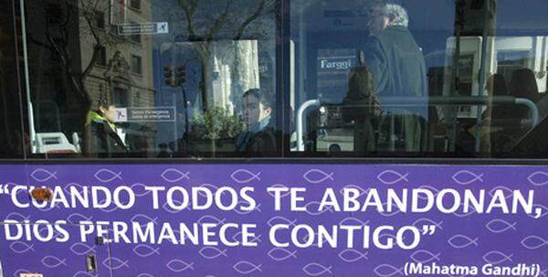 Im katholischen Spanien rüsteten Gläubige zum Gegenangriff:"Wenn alle dich verlassen, bleibt Gott bei dir", heißt es auf diesem Bus, der ebenfalls in Barcelona fährt.