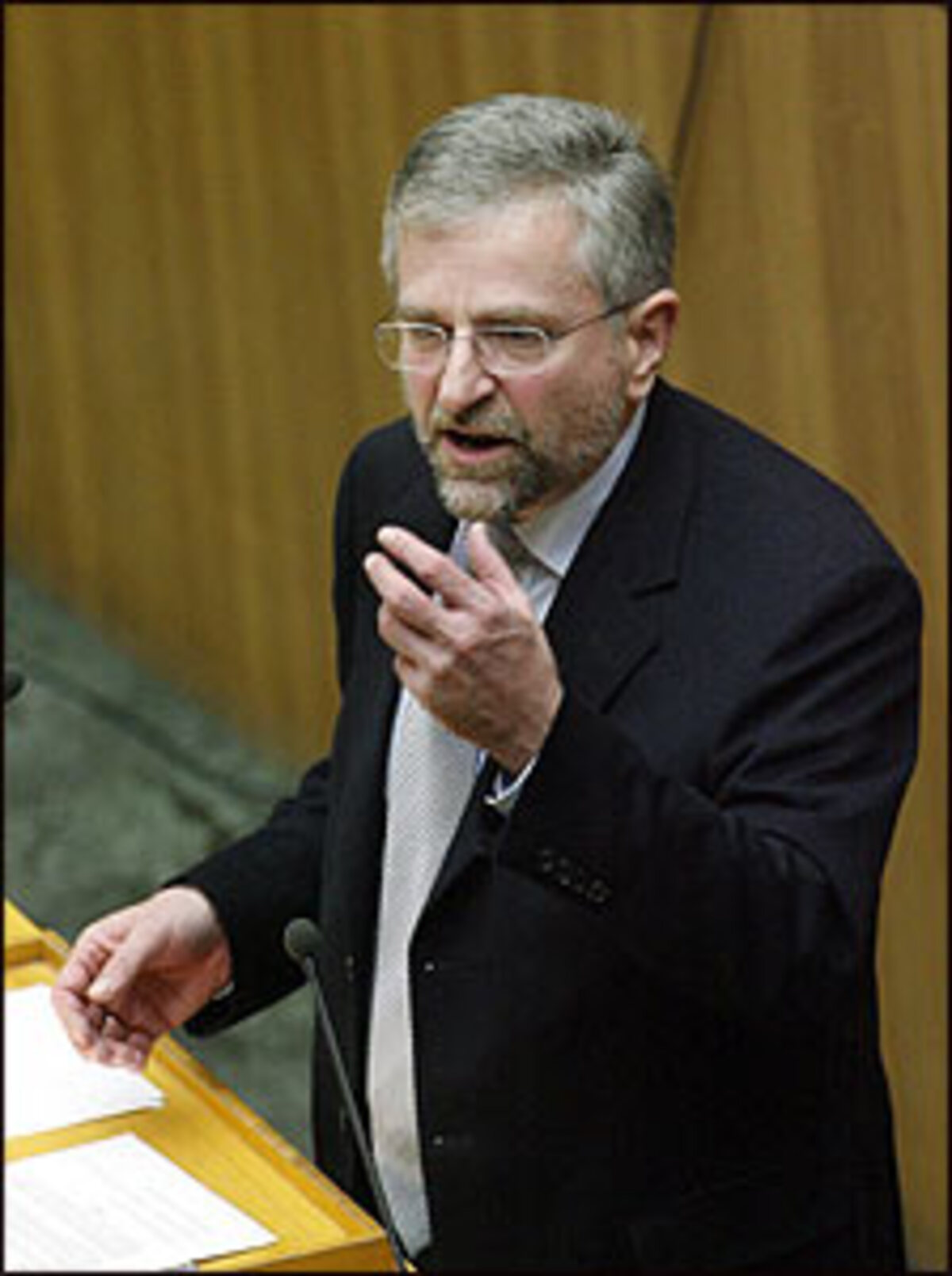 "Dieser Tag trägt heute die sozialistische Handschrift, das stimmt, weil heute die Gewerkschaftsbank Bawag verkauft werden muss. Das ist die sozialistische Handschrift: Verkauf ans Ausland, an so genannte Heuschrecken."ÖVP-Klubchef Wilhelm Molterer.