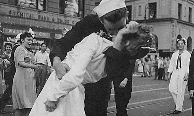 Der Kuss am New Yorker Times Square ging in die Geschichte ein - hier die Szenerie aus der Perspektive des US-Navy-Fotografen Victor Jorgensen. Alfred Eisenstädt hatte eine zentralere Perspektive von weiter links gewählt.