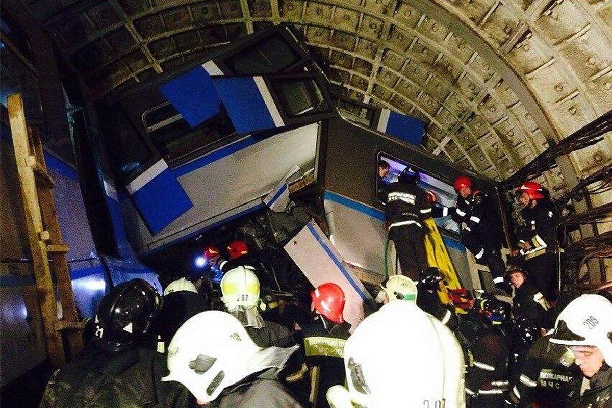 Ein voll besetzter Zug habe heftig bremsen müssen, dabei seien in einem Tunnel im Westen der Stadt drei Wagen entgleist, sagte ein Sprecher des russischen Zivilschutzes am Dienstag.