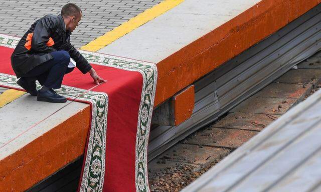 Der rote Teppich am Grenzbahnhof Hassan.