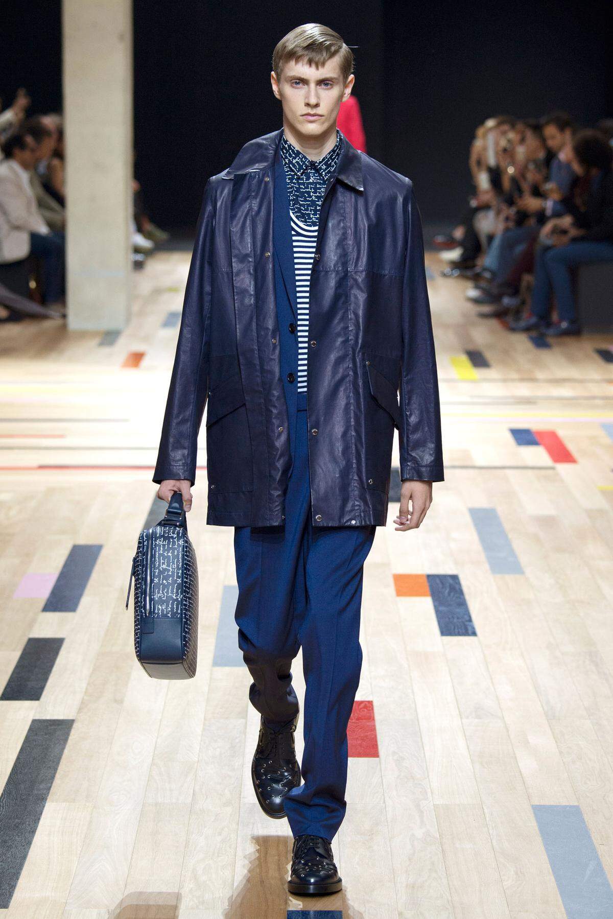 Für alle jene, denen unifarbige Outfits zu langweilig sind, mixt Dior Homme verschiedene Muster, Materialien und Blautöne gekonnt miteinander.