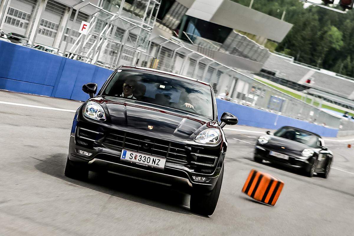 Das erfordert Reaktionsschnelligkeit und eine gute Beherrschung des Fahrzeugs. Wobei das bei Fahrzeugen von Porsche dank der Unterstützung des Stabilitätssystems „PSM“ nicht besonders schwierig ist.