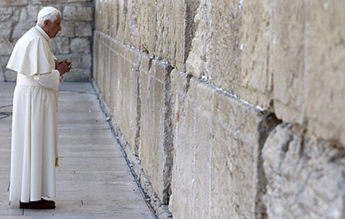 Am zweiten Tag seiner Reise in Israel hat Papst Benedikt XVI. die Klagemauer besucht und dort lange schweigend gebetet. Es war ein emotionaler Höhepunkt der Pilgerreise des Deutschen, der - jüdischen Gepflogenheiten folgend - einen Zettel mit einem Gebet in eine Lücke der Klagemauer steckte.