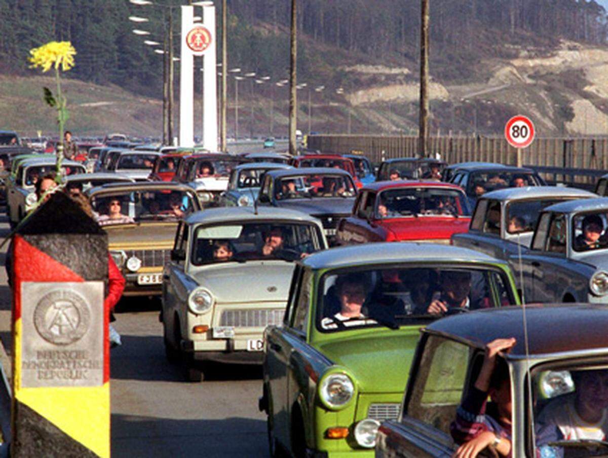 Die DDR auf Rädern. Klein, laut, verstaubte Technik - aber er fuhr. Der Trabant, Volkswagen der Ostdeutschen, tuckerte millionenfach über die schlechten Straßen der DDR. 1989 fuhr ein ganzes Volk damit in die Freiheit (im Bild) - eine blaue Abgasfahne hinter sich herziehend.