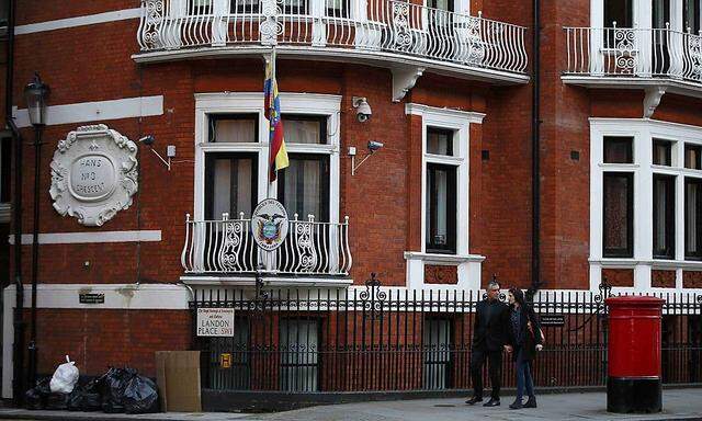 Aus Angst vor Auslieferung an die USA hält sich Assange in der ecuardorianischen Botschaft in London auf.