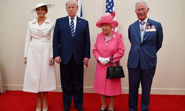 Zum Abschluss sehen wir Melania noch einmal in Weiß, noch einmal in einem Mantelkleid und noch einmal neben zwei hochrangigen Royals. Diesmal posiert die Queen und Prinz Charles mit dem Präsidentenehepaar, wenn auch etwas mit verzwickter Miene. Nächster Stopp der Familie Trump auf ihrer Europatour ist übrigens Irland, bevor es weiter nach Frankreich geht.