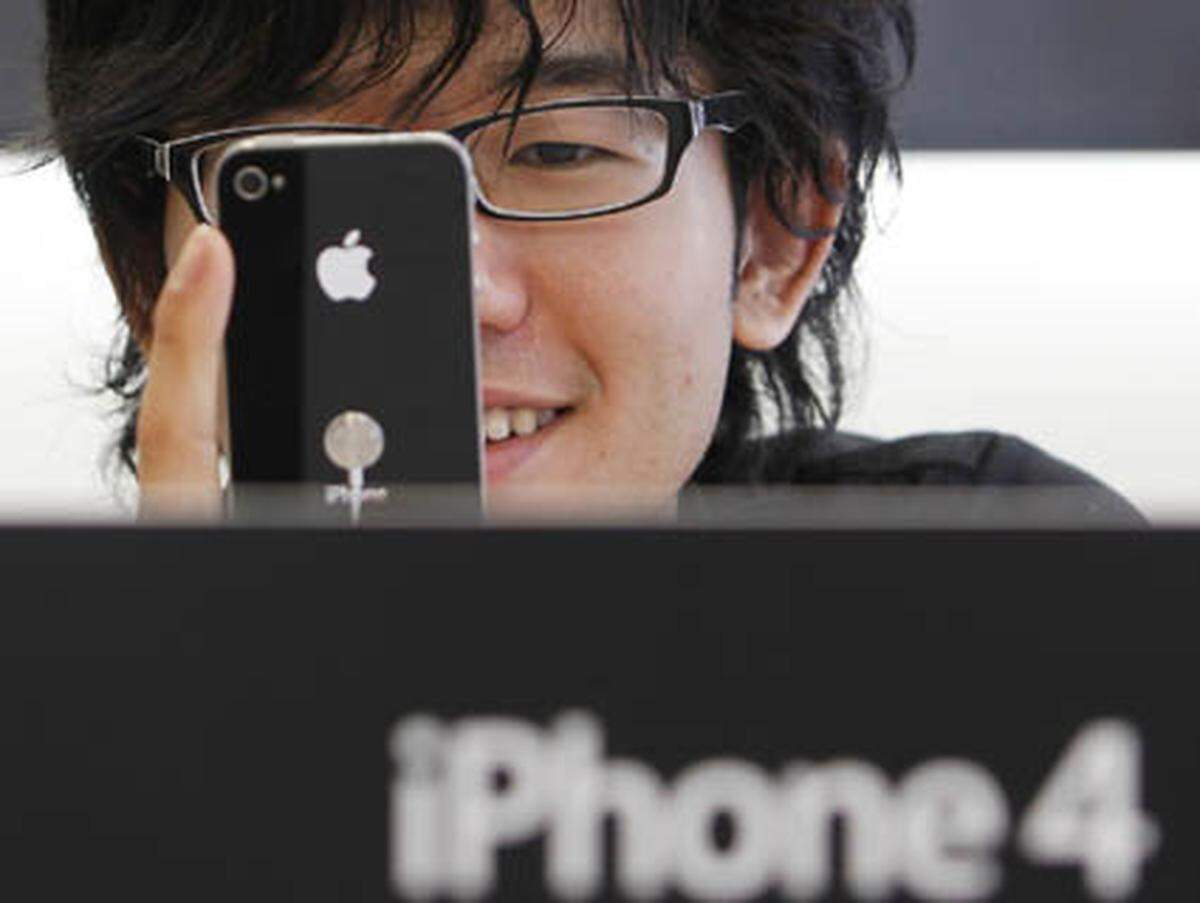 Der Oberschüler Akira Nakazawa hatte sogar zwei Tage in der Schule und bei seinem Job im Supermarkt gefehlt, um sich in Tokio vor dem Apple-Geschäft in Position zu begeben - er campierte dort seit zwei Tagen. "Ich wollte die Evolution des iPhone sehen", sagte er. "Als ich vom Erscheinen der neuen Version erfuhr, wusste ich einfach: Ich musste kommen und vorne in der Schlange stehen."