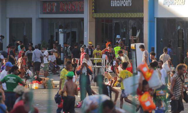 In Port Moresby nutzten viele das Chaos für Plünderungen.