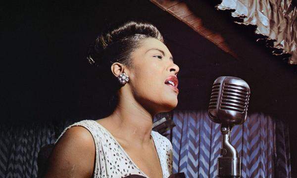 Ihre Sprache war der Gesang: Billie Holiday im New Yorker Jazzclub Downbeat, 1947.  