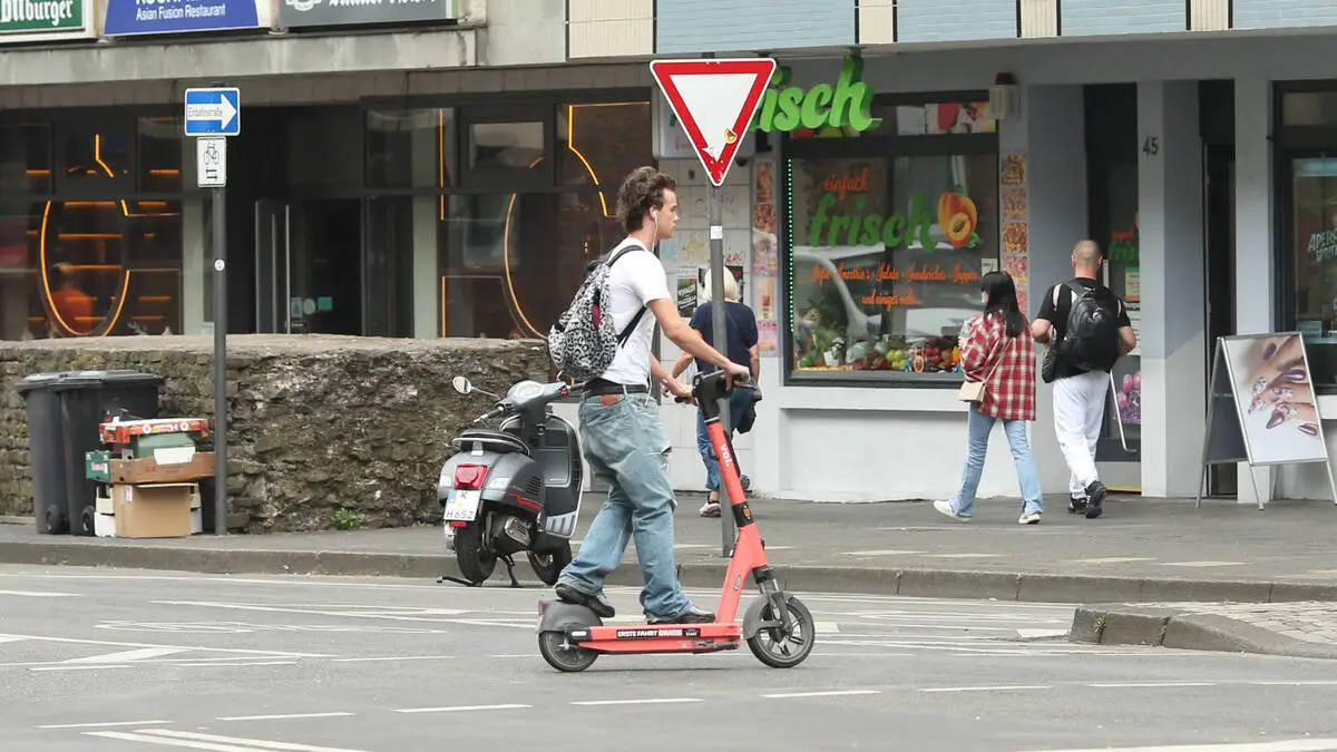 Jugendlicher rast mit E-Scooter gegen Stahltor
