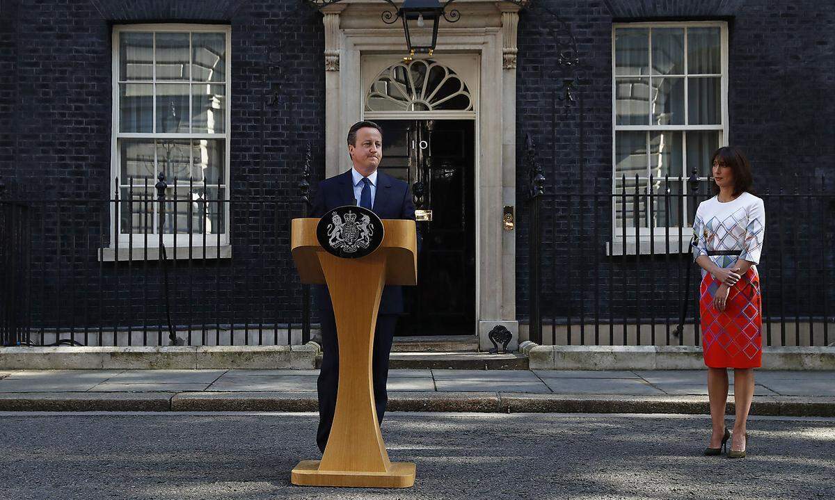 Einen Tag nach dem Referendum erklärt der britische Premierminister David Cameron, der für den Verbleib in der EU geworben hatte, seinen Rücktritt. Der Wortführer des Brexit-Lagers, Boris Johnson, verzichtet am 30. Juni überraschend auf eine Kandidatur für Camerons Nachfolge.