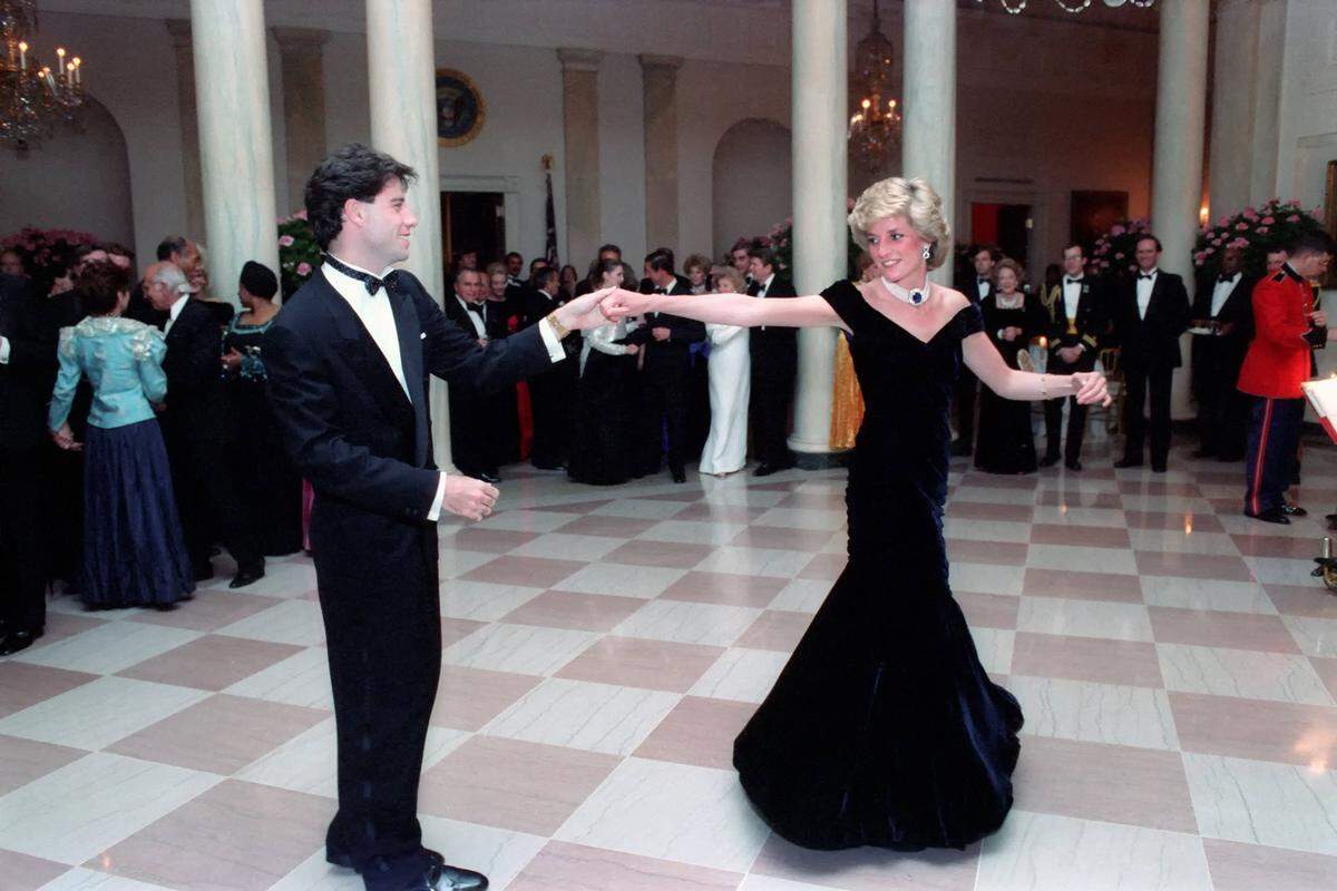 Mit John Travolta wagte Prinzessin Diana im Weißen Haus 1985 ein Tänzchen in einer schwarzen Samtrobe.