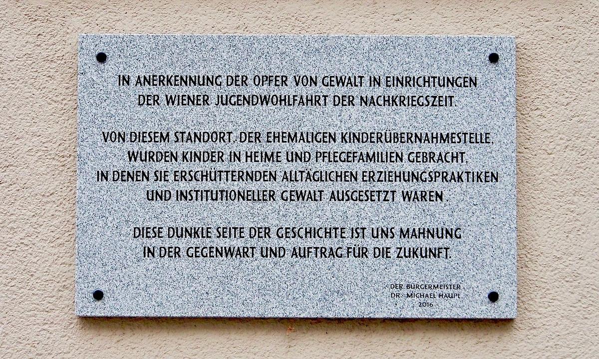 Gedenktafel an der ehemaligen Kinderübernahmestelle.