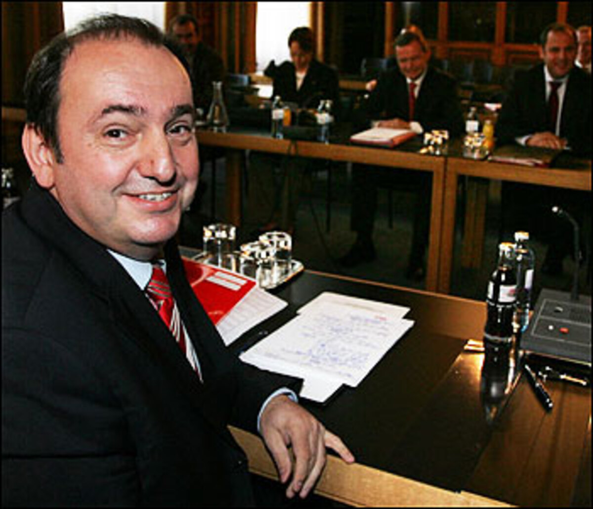 "Sollte SPÖ-Chef Gusenbauer mit seinem Auftrag zur Bildung einer großen Koalition scheitern, kann der nächste Auftrag nur die Bildung einer stabilen Koalition aus drei Parteien lauten. Wenn jetzt bereits über die Bildung einer Minderheitsregierung diskutiert wird, dann ist das sicher der falsche Weg." BZÖ-Chef Peter Westenthaler