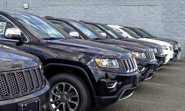 2015 Jeep Grand Cherokee are exhibited on a car dealership in New Jersey