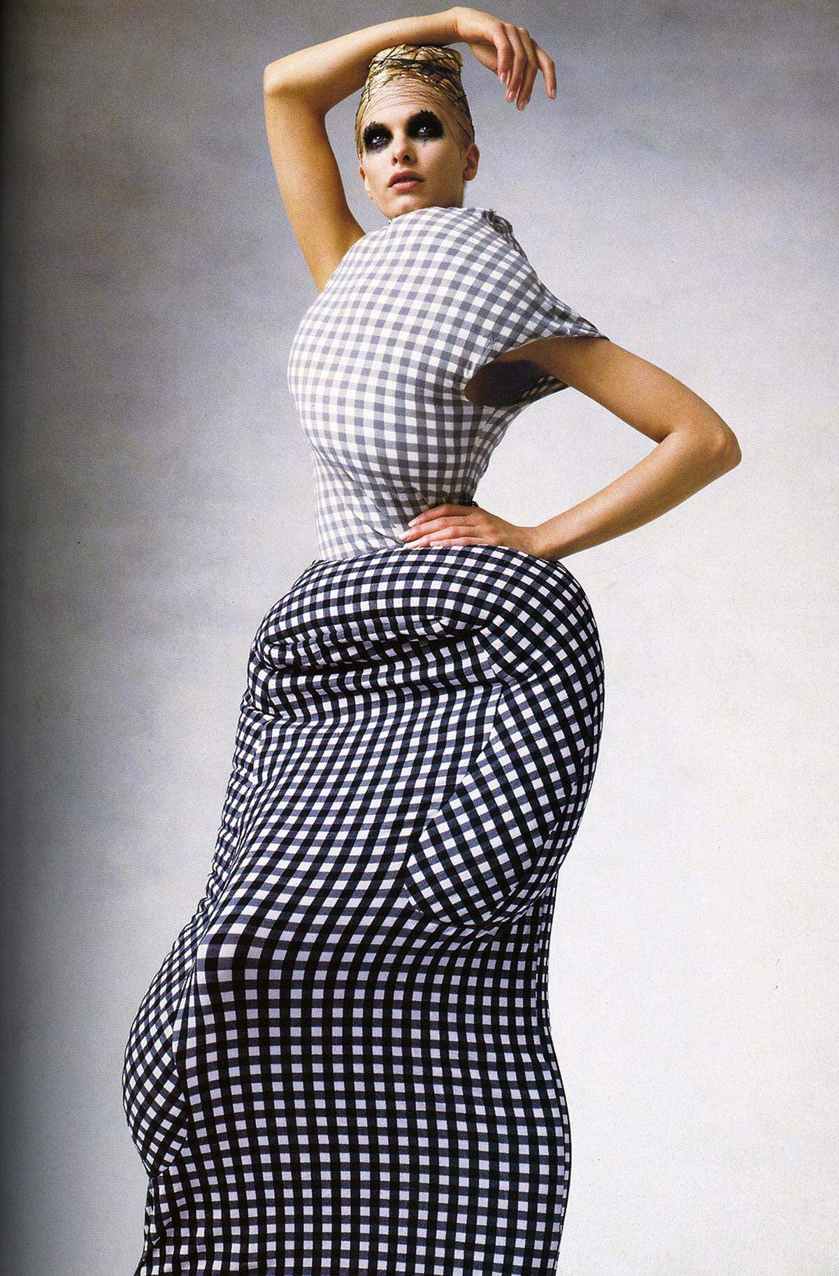 Spuren in der Modegeschichte hinterließ Rei Kawakubos „Body Meets Dress“ für Comme des Garçons.