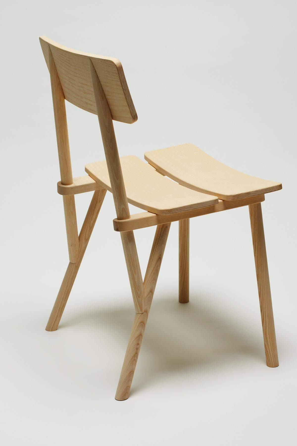 Den Stuhl „Feen“ entwarf Robert Rüf 2009 aus Eschen-Holz. Traditionelle Brettstühle mit gezapften Beinen standen dafür Pate. Rüf wollte dabei der ursprünglichen vertrauten Typologie eine leichte Anmutung verleihen.
