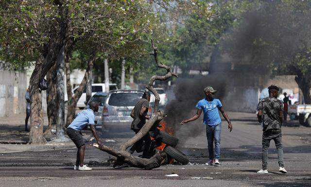 Proteste in der Hauptstadt Maputo nach den Regionalwahlen, die von den Oppositionsparteien als gefälscht bezeichnet werden. 
