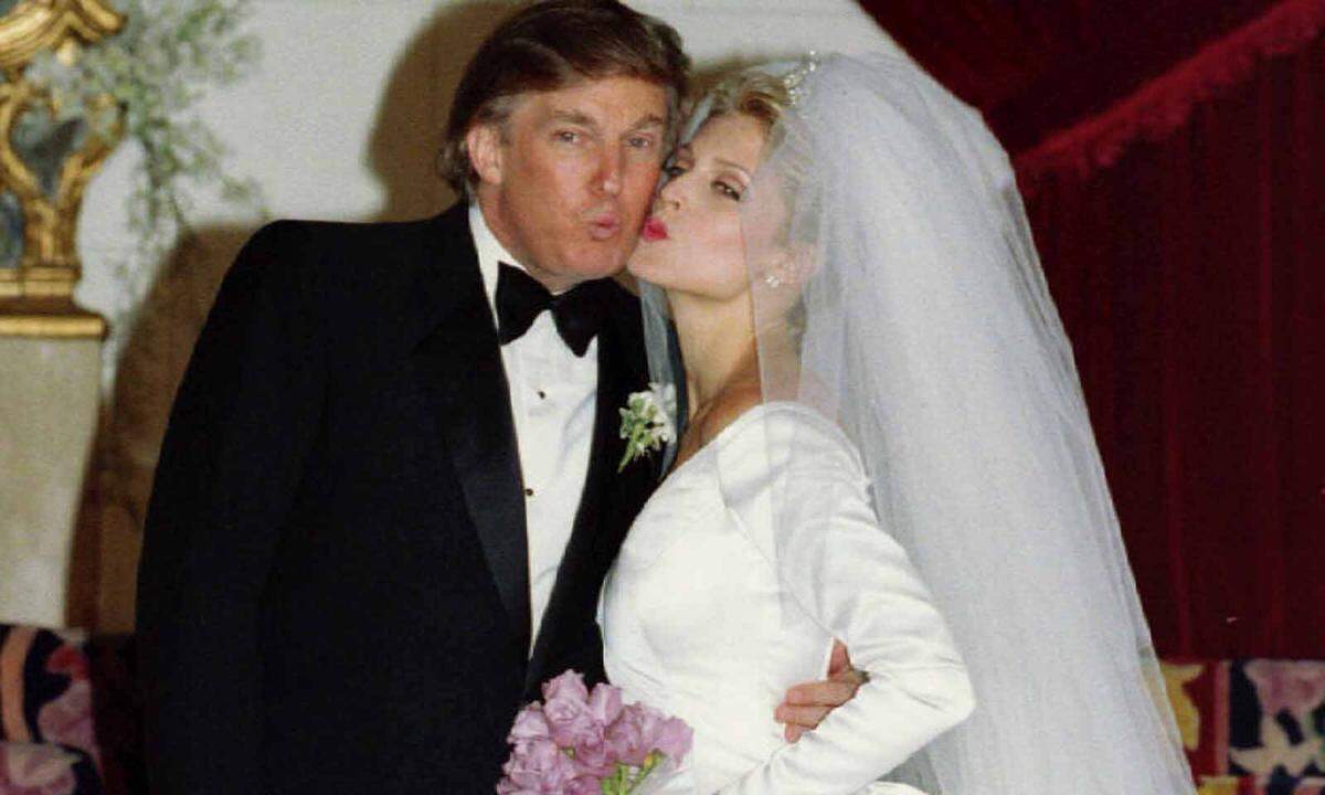 Nach einer von spektakulären Kontroversen begleiteten Trennung und Scheidung von Ivana ehelicht Trump 1993 die Schauspielerin Marla Maples. Nach fünf Jahren folgt auch hier die Scheidung.  